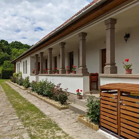 Rozsakert Vendeghaz 公寓 *