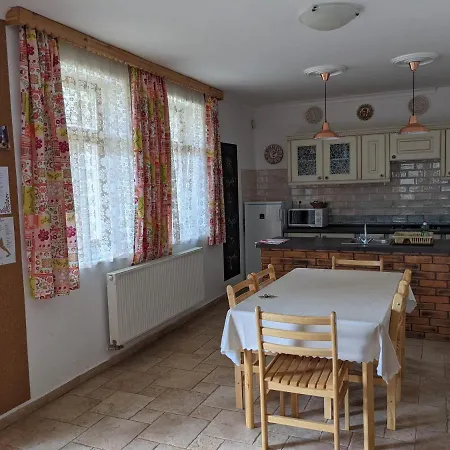 Rozsakert Vendeghaz 公寓 Szomolya