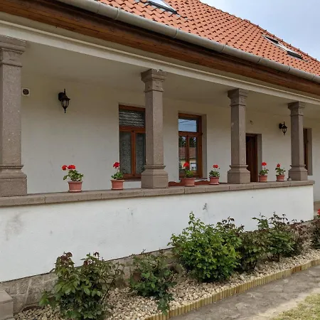 Rozsakert Vendeghaz Apartment Szomolya