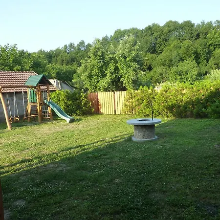 Rozsakert Vendeghaz 公寓