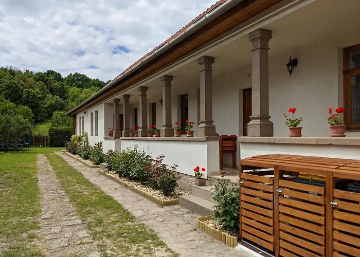 Rozsakert Vendeghaz Апартаменты *